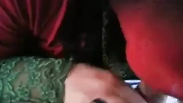 Одетая абхазка отсосала парню в машине
